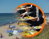 Plaża w Chorwacji, ludzie odpoczywają, a w tle bufet z jedzeniem. Sprawdź, jakie są ceny w Chorwacji, by zaplanować wakacje.