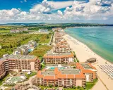 Widok na kurort nad Morzem Czarnym. Hotele i plaża z leżakami. Sprawdź ceny w Bułgarii na wakacje!