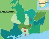 Mapa Barcelony z zaznaczonymi dzielnicami i atrakcjami turystycznymi, w tym Park Güell i Sagrada Familia.