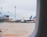 Samoloty Ryanair na płycie lotniska. Zastanawiasz się, ile alkoholu można przewieźć samolotem Ryanair? Sprawdź przepisy przed podróżą!