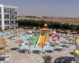Amwaj Blue Beach Resort & Spa opinie: hotel z basenami, zjeżdżalniami wodnymi i leżakami pod parasolami.