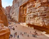 Skaliste wąwozy Petry, Jordania. Wspaniałe widoki, idealne na jordania loty. Turyści i wielbłądy w drodze do Skarbca.