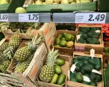 Ananasy, mango i awokado na sprzedaż. Ceny: ananas 1.69, mango 1.75, awokado 3 szt. za 2.49. Malta oferuje świeże owoce.