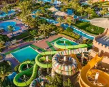 Wodne szaleństwo w Akassia Swiss Resort! Kolorowe zjeżdżalnie, baseny i palmy tworzą idealne miejsce na wakacje.