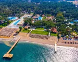 Widok z lotu ptaka na Champion Holiday Village. Plaże, baseny i zielone tereny. Wiele opinii potwierdza, że to idealne miejsce na wakacje.