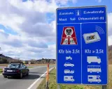 Znak drogowy w Austrii informuje o opłatach za autostrady i szybkie drogi. Winieta to forma opłaty, która jest niezbędna do podróżowania po drogach, a jej cena zależy od rodzaju pojazdu.