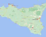 Mapa Sycylii z zaznaczonymi lotniskami: Palermo, Trapani-Birgi, Catania, Sigonella i Comiso.
