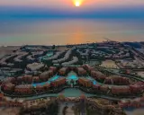 Zachód słońca nad Dream Lagoon Aqua Park Resort. Opinie gości chwalą rozległy teren i baseny.
