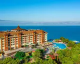 Luksusowy hotel nad morzem, z basenami i zielenią. Idealne miejsce na wakacje, jak z utopia world opinie.