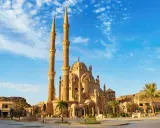 Imponująca, złocista świątynia z dwoma minaretami, idealna na wycieczki z Sharm El Sheikh.