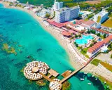 Widok z lotu ptaka na hotel z basenami i plażą. Warto sprawdzić salamis bay conti opinie przed rezerwacją.