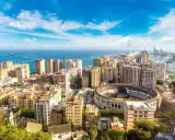 Widok na Malagę z amfiteatrem i portem. Idealne miejsce na tanie **malaga loty** i zwiedzanie!