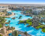 Wspaniały kompleks basenów i palm w Pickalbatros Oasis Port Ghalib. Opinie gości potwierdzają rajskie wakacje.