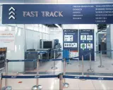 Szybsza ścieżka na lotnisku. Fast track co to? To specjalna kolejka dla pasażerów uprzywilejowanych, np. biznesowych, niepełnosprawnych, rodzin z dziećmi.