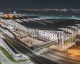 Nowoczesny terminal lotniska w Gdańsku, jednego z największych lotnisk w Polsce, nocą.