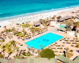 Widok z lotu ptaka na hotel Vincci Dar Midoun. Basen, plaża, palmy i leżaki. Wiele pozytywnych vincci dar midoun opinie potwierdza ten widok.