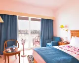 Pokój hotelowy z napisem "Welcome to Alexander the Great" na pościeli. Opinie o tym miejscu mogą być pozytywne.