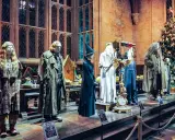 Manekiny postaci z Harry'ego Pottera w strojach, w tym Hagrid i Dumbledore, obok choinki.