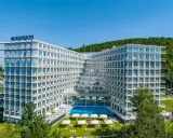 Nowe opinie o Crystal Mountain: nowoczesny hotel z basenem i widokiem na góry.