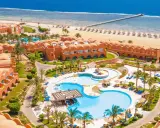 Widok na Novotel Marsa Alam z basenami i plażą. Pozytywne opinie o tym hotelu często podkreślają jego urokliwe położenie.