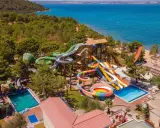 Wodny park rozrywki przy plaży, otoczony naturą. Wiele zjeżdżalni i basenów. **Long beach club nature opinie** - idealne miejsce na wakacje.