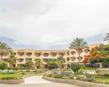 Piękny hotel z palmami i kwitnącym drzewem. Wiele pozytywnych blend elphistone resort opinie potwierdza urok tego miejsca.