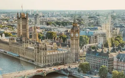 Widok na Parlament i Big Bena. Zastanawiasz się, ile się leci do Londynu, by zobaczyć te cuda?
