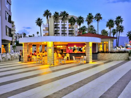 Wieczorny bar przy basenie, palmy, hotel. Wiele pozytywnych opinii o Golden Rock Beach Hotel.