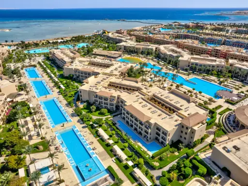 Widok z lotu ptaka na kompleks hotelowy Jaz Aquamarine z basenami i morzem. Wiele pozytywnych jaz aquamarine opinie potwierdza urok tego miejsca.