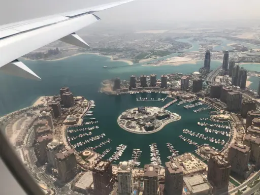 Lot do Dubaju: Ile trwa z Polski? Czas, przesiadki, co wpływa?