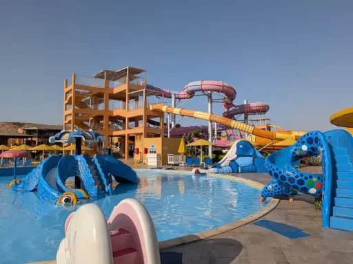 Kolorowy aquapark z licznymi zjeżdżalniami i basenami, idealne miejsce na wakacje z rodziną w Pickalbatros.