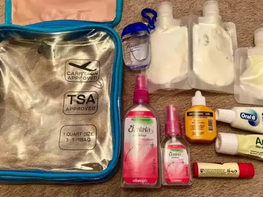 Przezroczysta kosmetyczka TSA z płynami i kosmetykami do podróży.