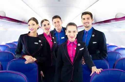 Ile zarabia stewardessa Wizz Air? Pensja, dodatki, benefity.