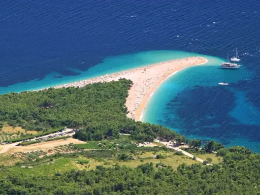 Zloty piasek i turkusowa woda na chorwackiej plaży. Idealne miejsce na bezpośrednie loty do Chorwacji.