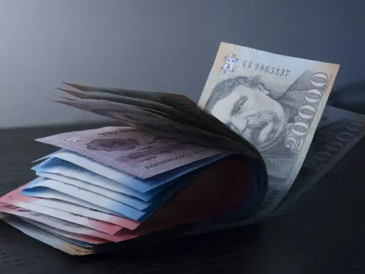 Stos banknotów, w tym 20 000 forintów, pokazuje, jaka waluta jest na Węgrzech.