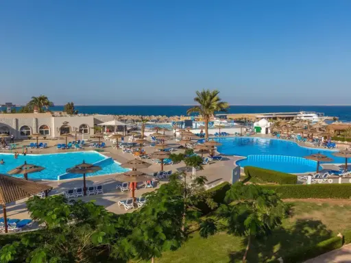Wspaniałe baseny i plaża w Aladdin Beach Resort. Wiele opinii potwierdza, że to idealne miejsce na wakacje.