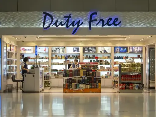 Sklep Duty Free z alkoholem i perfumami. Zastanawiasz się, czy można przewozić alkohol w bagażu podręcznym Wizzair? Sprawdź zasady przed zakupami.
