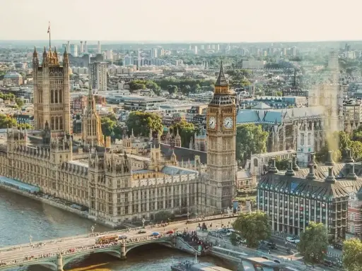 Widok na Parlament i Big Bena. Zastanawiasz się, ile się leci do Londynu, by zobaczyć te cuda?