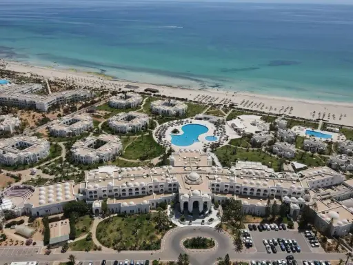 Widok z lotu ptaka na kompleks hotelowy Vincci Helios Beach z basenami i plażą. Wiele pozytywnych vincci helios beach opinie potwierdza urok tego miejsca.