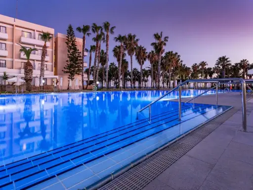Basen hotelowy Louis Phaethon Beach, otoczony palmami, zaprasza na relaks. Wiele pozytywnych louis phaethon beach opinie potwierdza jego urok.