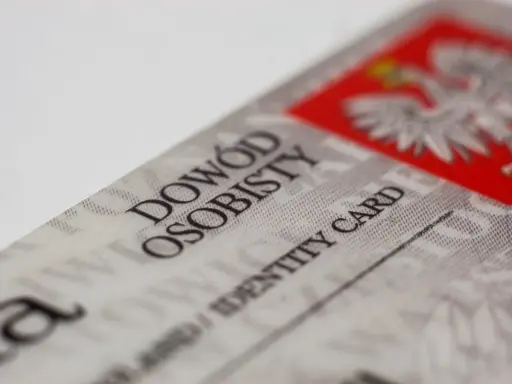 Zbliżenie na polski dowód osobisty z godłem Polski i napisem "DOWÓD OSOBISTY".