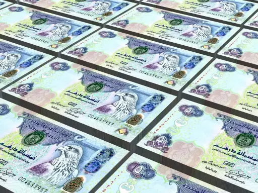 Paczka banknotów z Dubaju, pięćset dirhamów, z wizerunkiem sokoła. Waluta w Dubaju, symbol bogactwa i rozwoju.