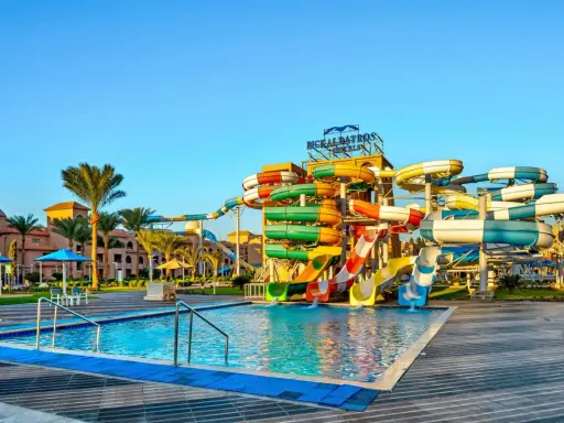 Kolorowy aquapark z mnóstwem zjeżdżalni i basenem. Idealne miejsce na wakacje, jak sugerują hawaii paradise aqua park resort opinie.