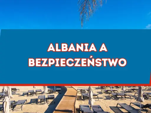 Plaża z leżakami i parasolami pod błękitnym niebem, z napisem "Albania a Bezpieczeństwo".