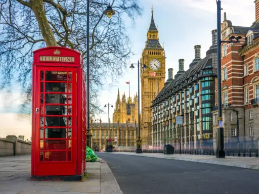 Klasyczny czerwony budka telefoniczna i Big Ben w Londynie. Idealne miejsce na planowanie lotów do Anglii.