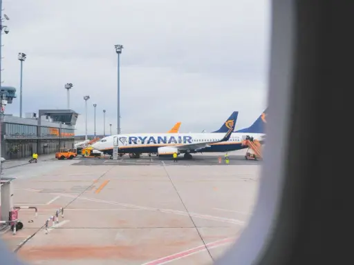 Samoloty Ryanair na płycie lotniska. Zastanawiasz się, ile alkoholu można przewieźć samolotem Ryanair? Sprawdź przepisy przed podróżą!