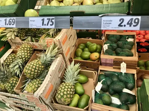 Ananasy, mango i awokado na sprzedaż. Ceny: ananas 1.69, mango 1.75, awokado 3 szt. za 2.49. Malta oferuje świeże owoce.