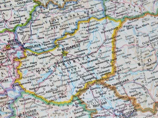 Węgry, choć nie używają euro jako waluty, są blisko krajów strefy euro, co ułatwia podróżowanie i płatności.