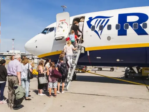 Tanie loty Ryanair: Kiedy rezerwować, by nie przepłacać?
