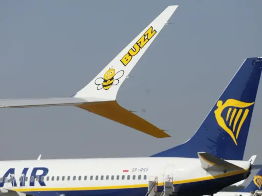 Samolot Buzz z pszczółką i napisami "BUZZ" oraz Ryanair. Czy to oznacza, że lot czarterowy co to jest, jest obsługiwany przez te linie?